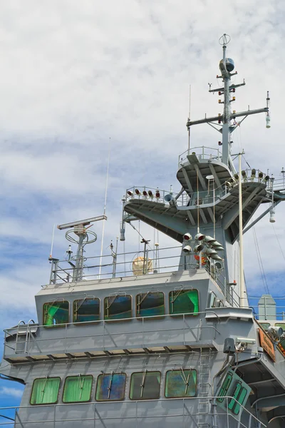 Torre radar sulla nave da guerra moderna — Foto Stock