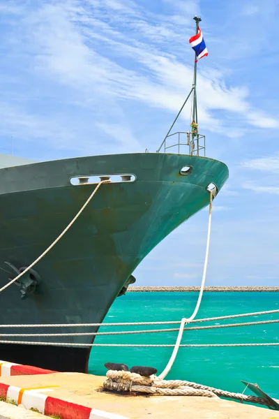 Schlachtschiff legt im Hafen an — Stockfoto