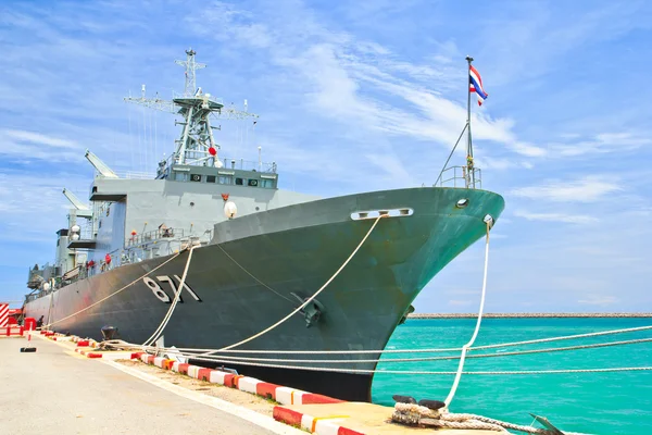 Schlachtschiff legt im Hafen an — Stockfoto