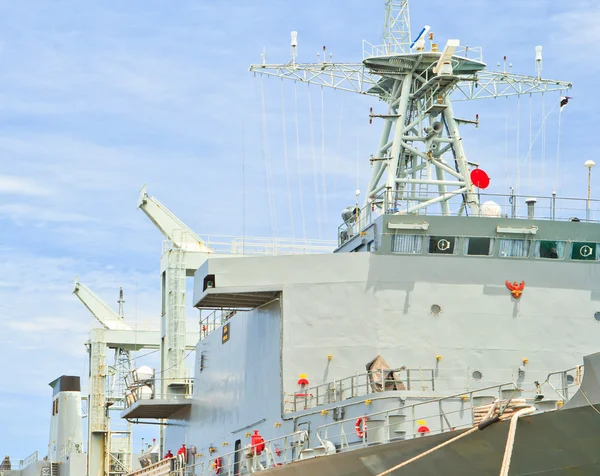 Радиолокационная вышка на современном военном корабле — стоковое фото