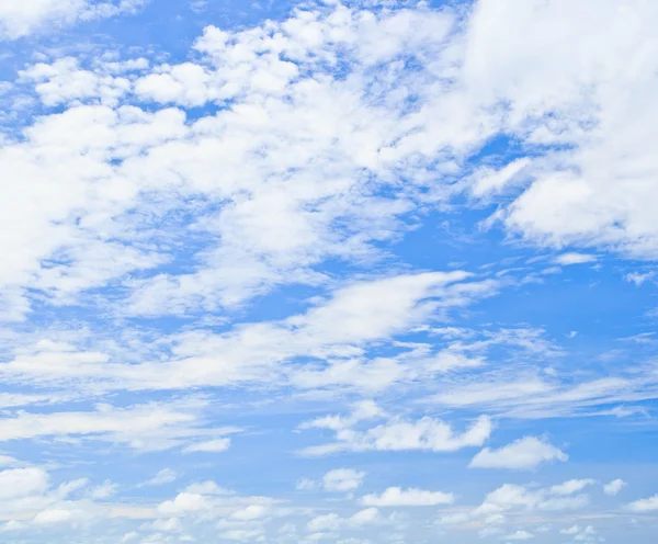 Modrá obloha a mrak — Stock fotografie