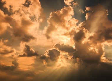 karanlık Bulutların arasından parlayan ışık ışınları