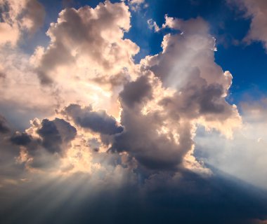 karanlık Bulutların arasından parlayan ışık ışınları