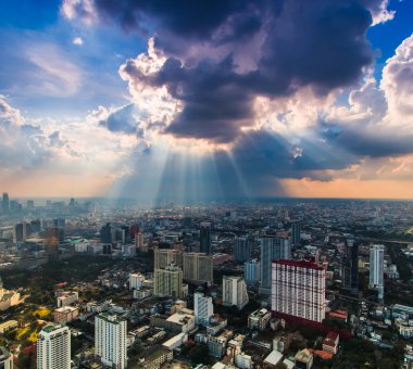 karanlık Bulutların arasından parlayan ışık ışınları