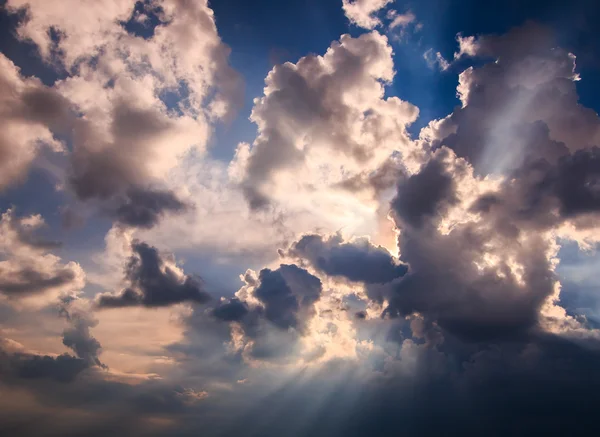 Rayons de lumière brille à travers les nuages sombres — Photo