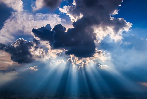 karanlık Bulutların arasından parlayan ışık ışınları