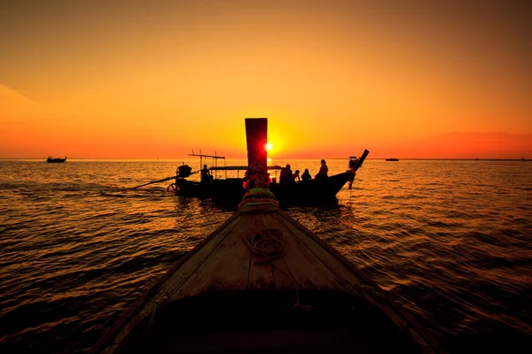 Zonsondergang zee en boot — Stockfoto