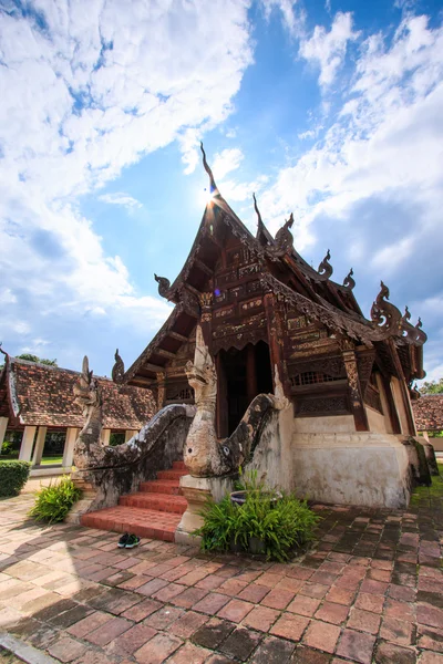 Vecchia chiesa in legno di Wat Tonkain — Foto Stock