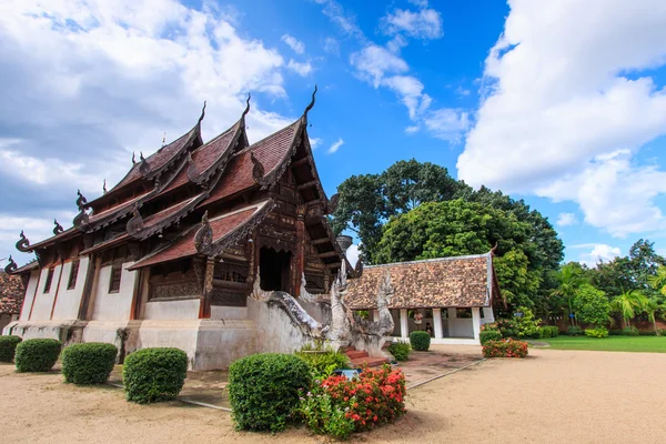 Vecchia chiesa in legno di Wat Tonkain — Foto Stock