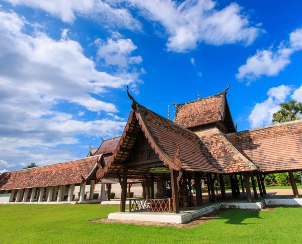 Stary drewniany kościół z wat tonkain — Zdjęcie stockowe