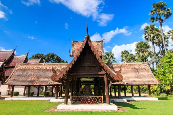 Antigua iglesia de madera de Wat Tonkain —  Fotos de Stock