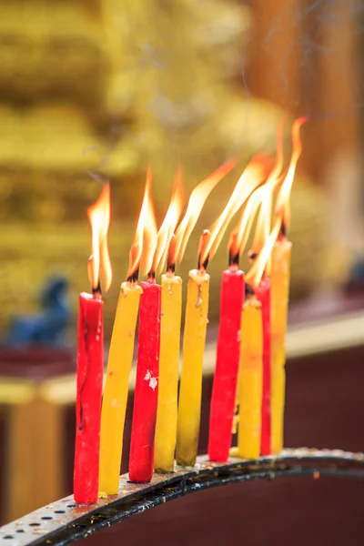 Illuminazione candela di preghiera — Foto Stock