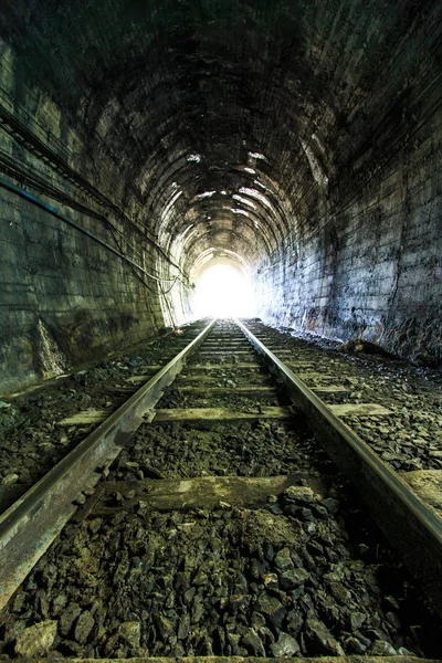 Demiryolu tünelin sonunda ışık — Stok fotoğraf