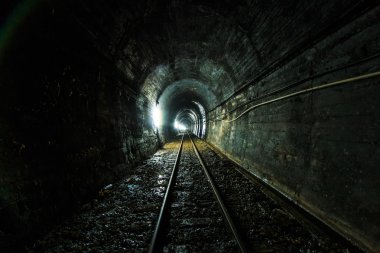 Demiryolu tünelin sonunda ışık