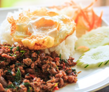 Kızarmış fesleğen koyun eti