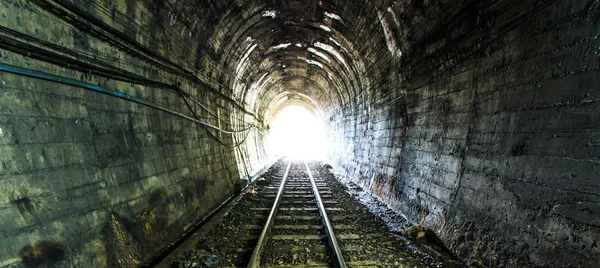 鉄道トンネルの終わりに光 — ストック写真