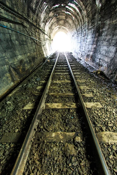 Свет в конце железнодорожного тоннеля — стоковое фото
