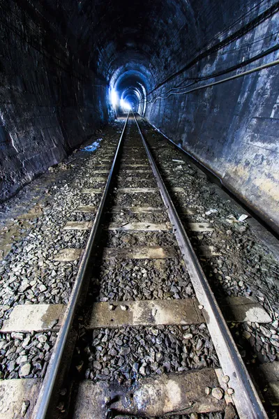 铁路隧道尽头的光 — 图库照片