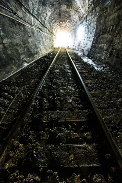 Ljuset i slutet av järnväg tunnel — Stockfoto