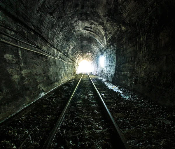 Licht aan het einde van de spoorweg tunnel — Stockfoto