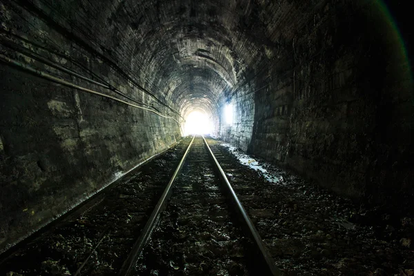 Φως στην άκρη του τούνελ σιδηροδρόμου — Φωτογραφία Αρχείου