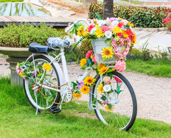 Flowers on a bicycle — Stock Photo, Image