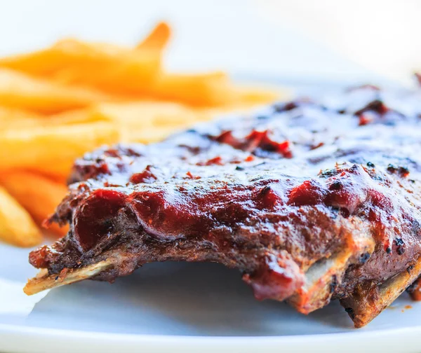 Costillas de cerdo asadas. Con salsa de tomate — Foto de Stock