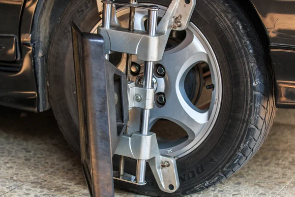 Car wheel fix — Stock Photo, Image