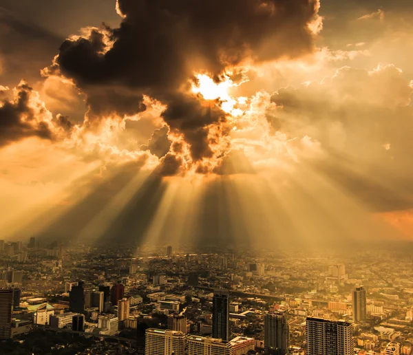 Lichtstrahlen, die durch dunkle Wolken scheinen — Stockfoto