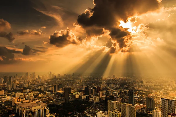 Rayos de luz brillando a través de nubes oscuras ciudad —  Fotos de Stock