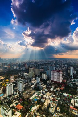 Karanlık bulutlar şehrinde parlayan ışık huzmeleri
