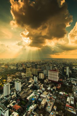 Karanlık bulutlar şehrinde parlayan ışık huzmeleri