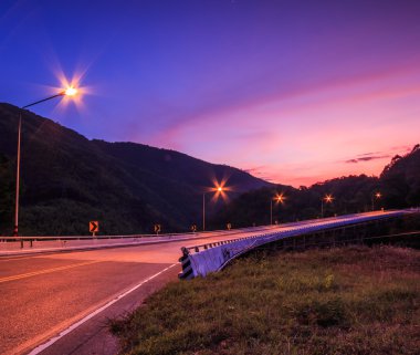 alacakaranlık günbatımı yol üzerinde