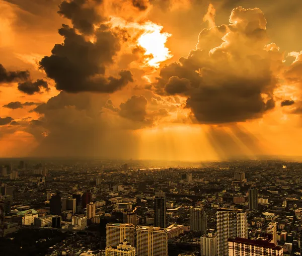 暗い雲の街に輝く光の光線 — ストック写真