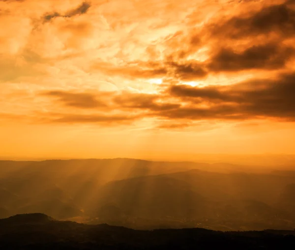 Stralen van licht schijnt door donkere wolken — Stockfoto