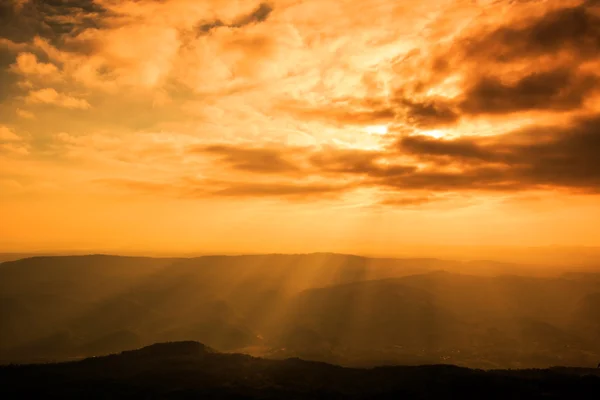 Stralen van licht schijnt door donkere wolken — Stockfoto