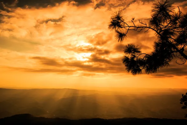 Lichtstrahlen, die durch dunkle Wolken scheinen — Stockfoto