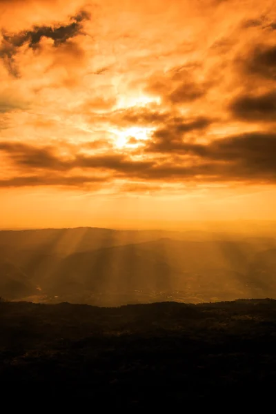 Rayons de lumière brille à travers les nuages sombres — Photo