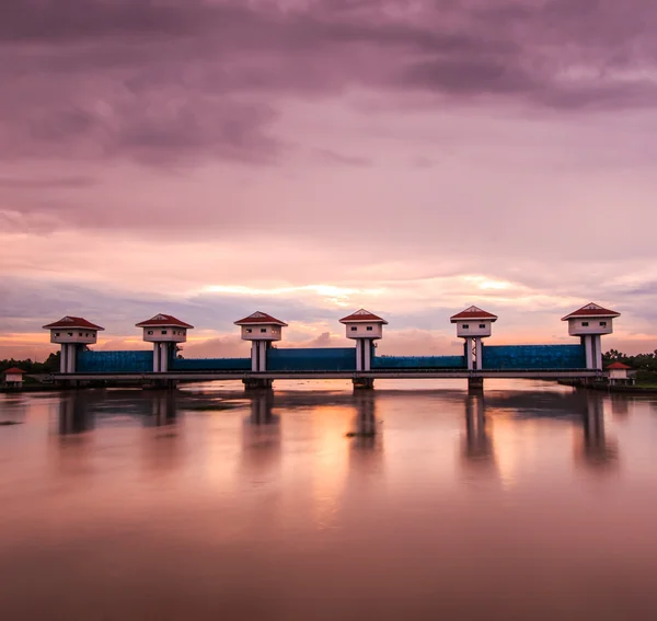 Floodgate rivier dam — Stockfoto