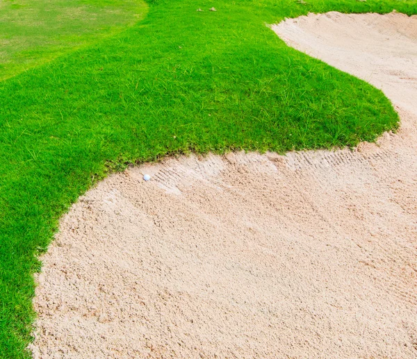 Bunkier z piaskiem na polu golfowym — Zdjęcie stockowe