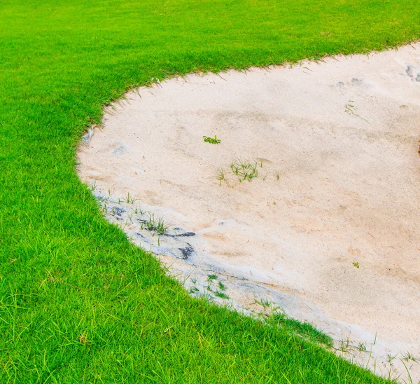 Песчаный бункер на поле для гольфа — стоковое фото