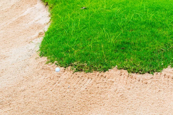 Песчаный бункер на поле для гольфа — стоковое фото