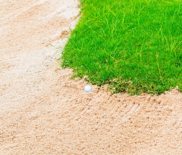 Bunkier z piaskiem na polu golfowym — Zdjęcie stockowe