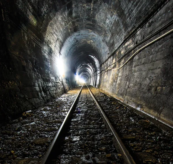 Licht aan het einde van de spoorweg tunnel — Stockfoto