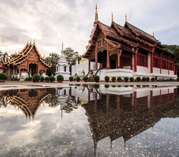 Wat Phra Sing Reflexão da água — Fotografia de Stock