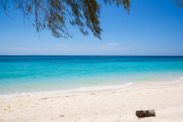 Playa y arena marina tropical — Foto de Stock