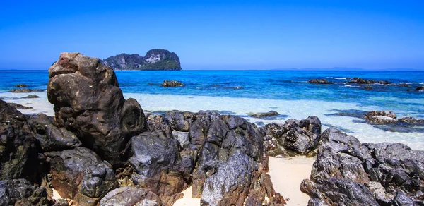 Klippor på stranden — Stockfoto