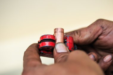 Tamirci bakır boru kesme