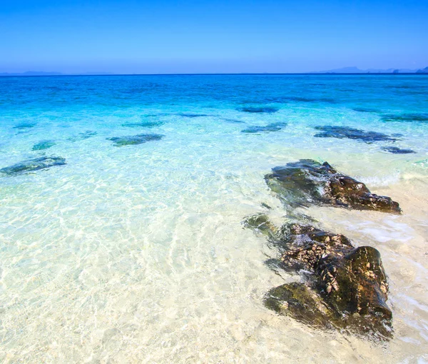 Rocas en la playa — Foto de Stock