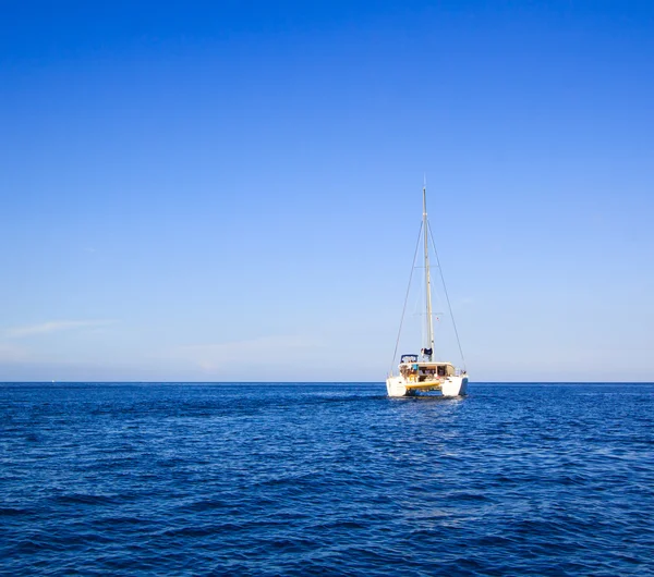 Yacht and blue water ocean — Stock Photo, Image